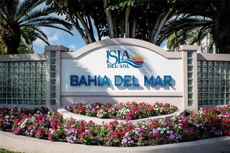 6061 Bahia Del Mar Cir in St. Petersburg, FL - Building Photo - Building Photo