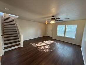 1703 Port Lavaca St in Laredo, TX - Foto de edificio - Building Photo