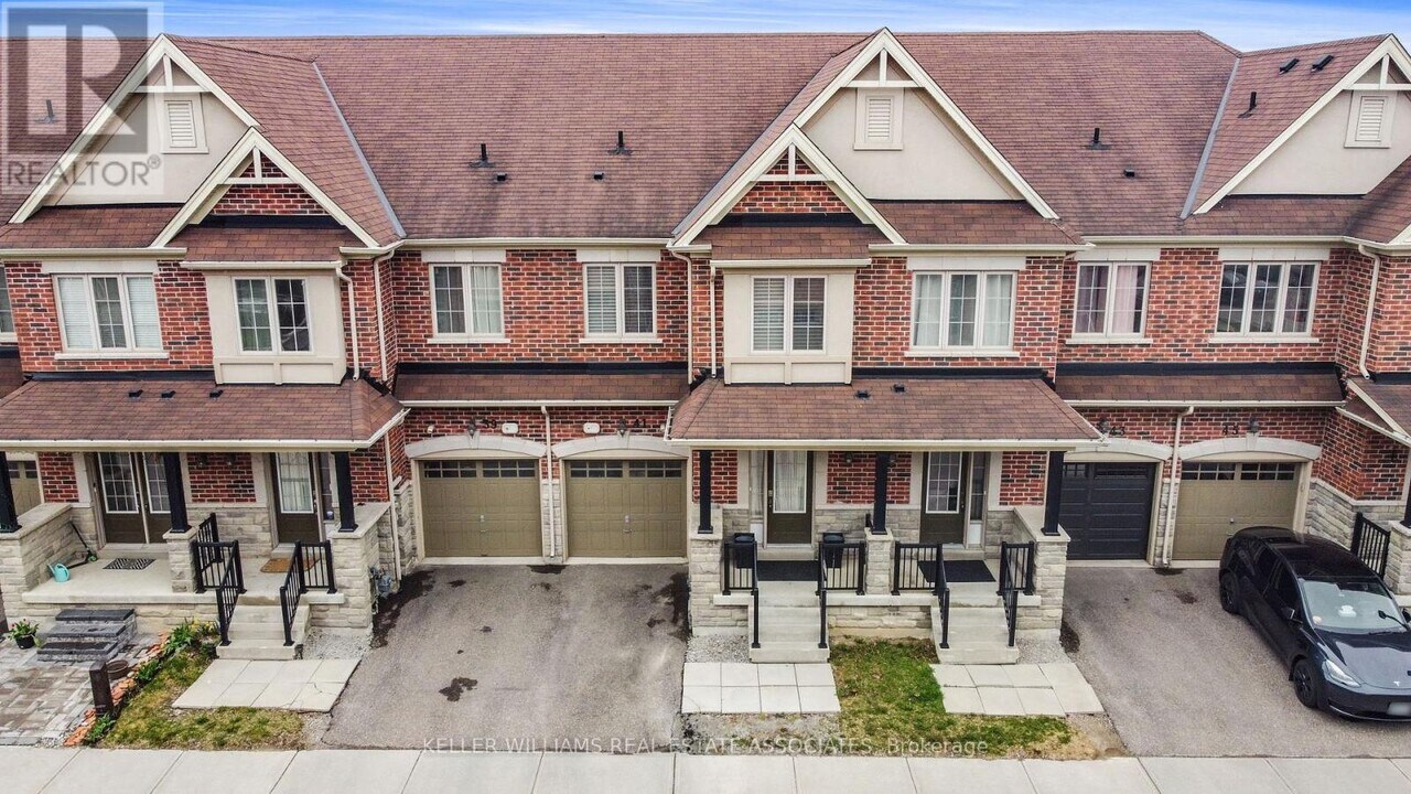 41 Mazarine Ln in Richmond Hill, ON - Building Photo