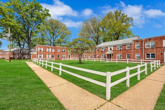 Essex Village & Marlyn Gardens Apartments in Essex, MD - Foto de edificio - Building Photo