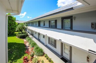 802 SE Central Pkwy in Stuart, FL - Building Photo - Building Photo