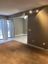 946 Westbrooke Way in Hopkins, MN - Building Photo - Building Photo