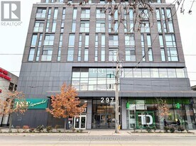 297 College St in Toronto, ON - Building Photo