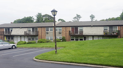 Heatherwood House at Ronkonkoma in Lake Ronkonkoma, NY - Foto de edificio - Building Photo