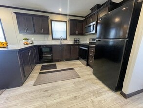 15861 Marentette Dr in Clinton Township, MI - Foto de edificio - Building Photo