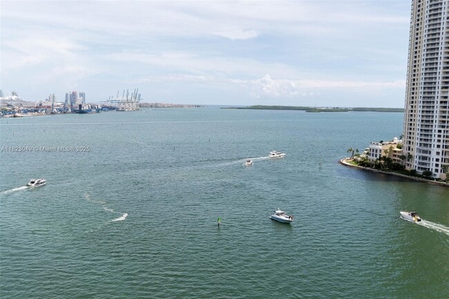 325 Biscayne Blvd in Miami, FL - Building Photo - Building Photo