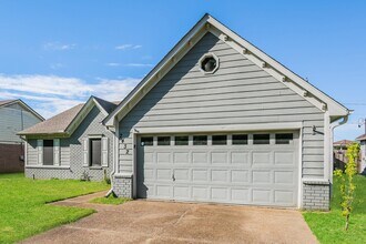 2432 Country Trail Dr in Memphis, TN - Building Photo - Building Photo