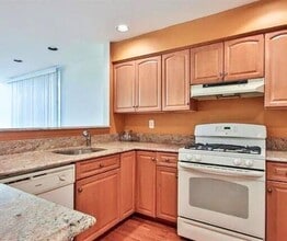 700 Mainsail Ln in Secaucus, NJ - Building Photo - Building Photo