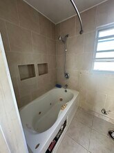 2033 N Manning St in Burbank, CA - Foto de edificio - Building Photo