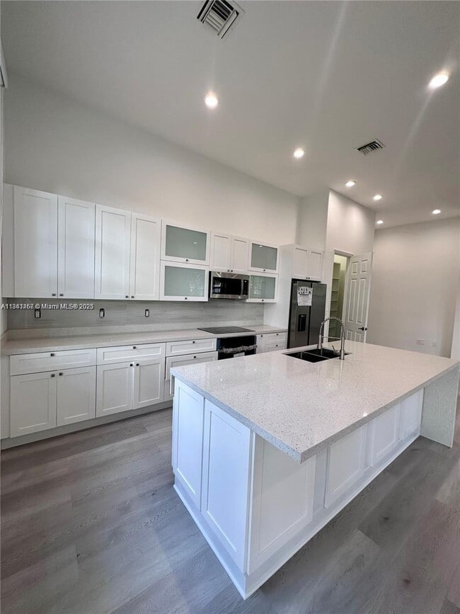 11123 NW 71st Terrace in Doral, FL - Building Photo - Building Photo