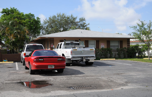 706-712 NE 1st St in Pompano Beach, FL - Building Photo - Building Photo