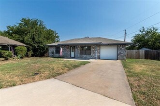 816 Jennifer Ct in Sanger, TX - Building Photo - Building Photo