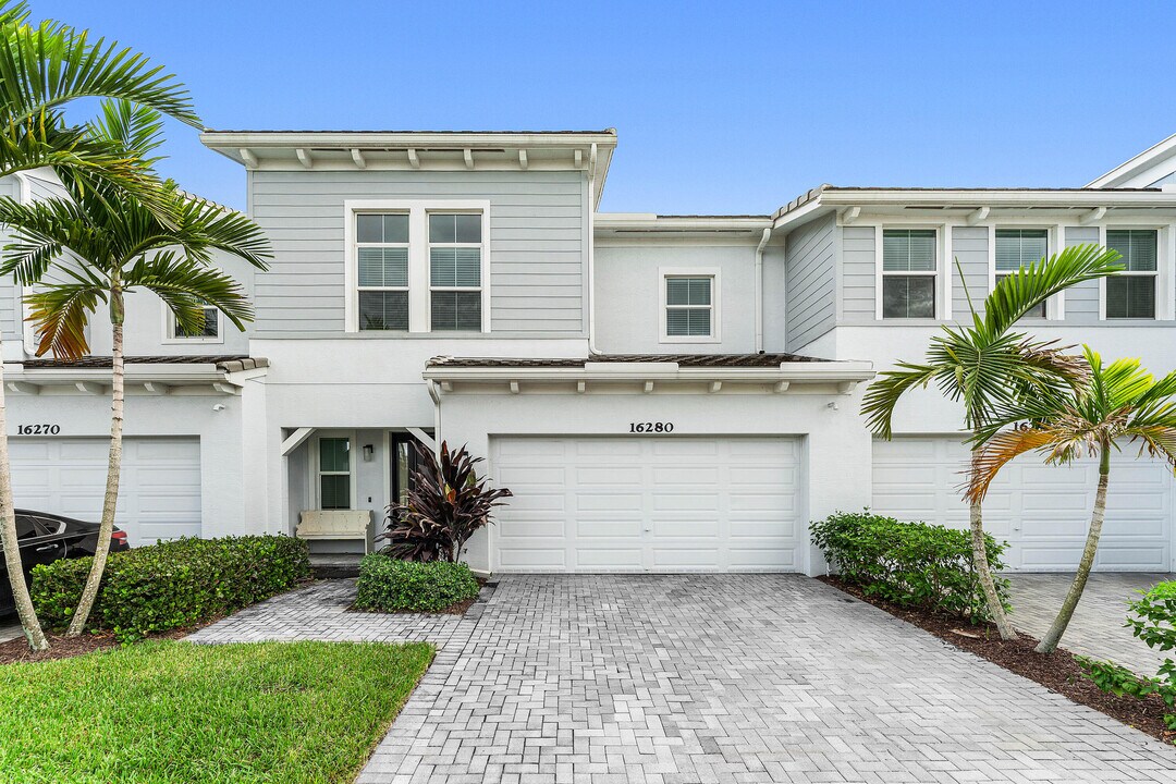16280 Oakview Dr in Westlake, FL - Building Photo