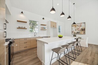 845 Elkhart St in Houston, TX - Building Photo - Building Photo