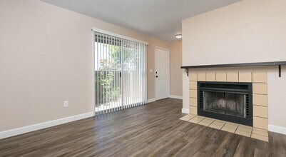 El Camino Place in Sacramento, CA - Building Photo - Building Photo