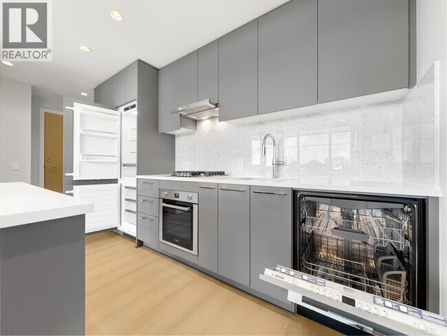 5380 Crooked Br Rd in Vancouver, BC - Building Photo - Building Photo