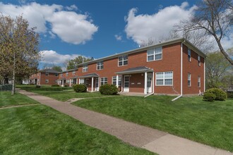 1922 Campus St in Cedar Falls, IA - Building Photo - Building Photo