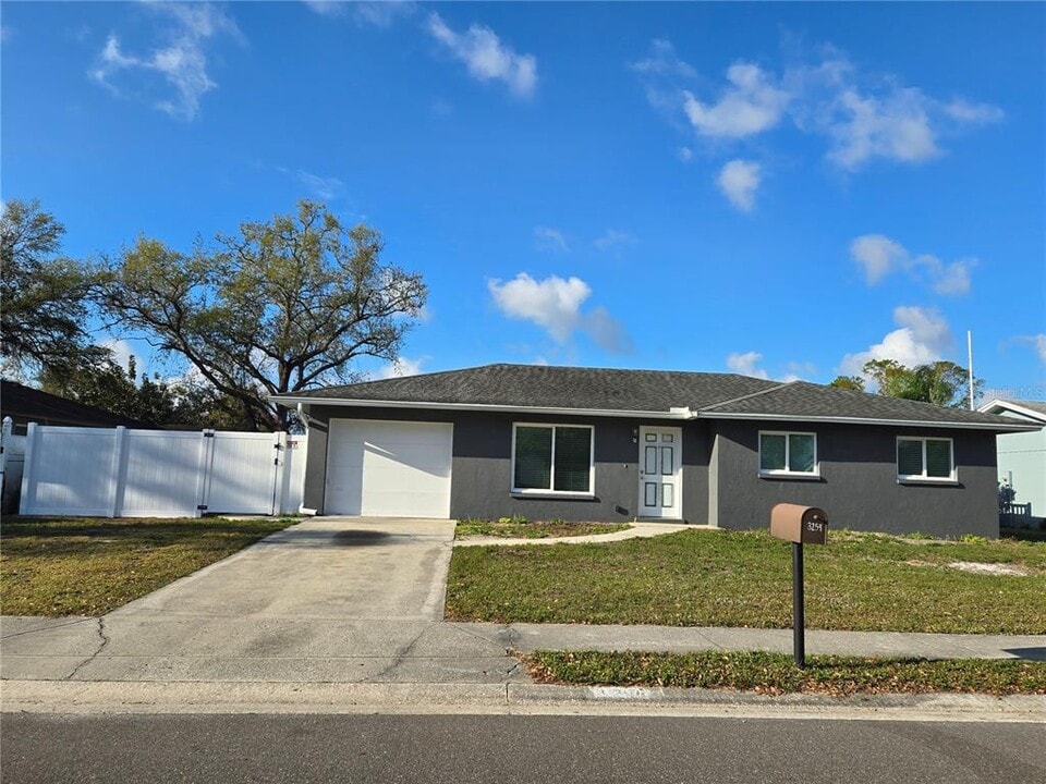 3254 Kingswood Dr in Sarasota, FL - Building Photo