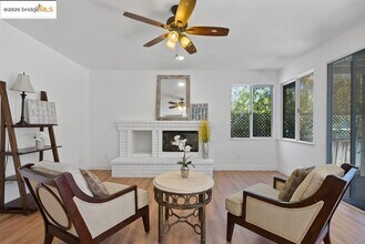 2250 Prestwick Dr in Discovery Bay, CA - Foto de edificio - Building Photo
