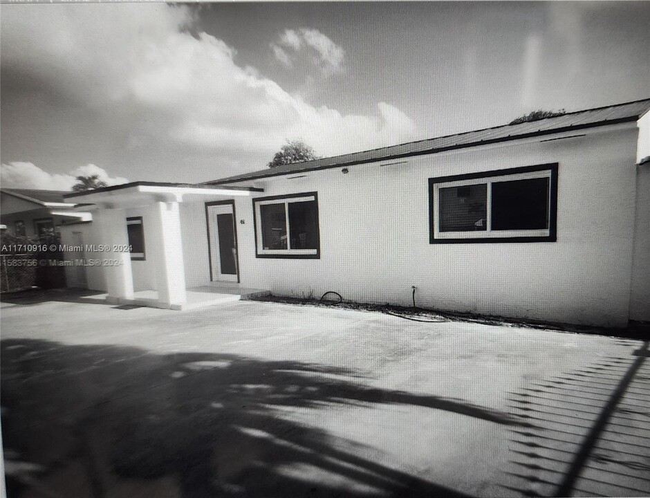 451 E 60th St in Hialeah, FL - Building Photo