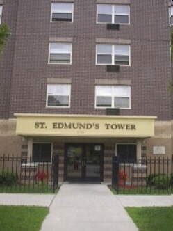 St. Edmund's Tower in Chicago, IL - Foto de edificio - Building Photo