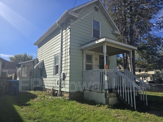 325 Randall St in Waterloo, IA - Building Photo - Building Photo