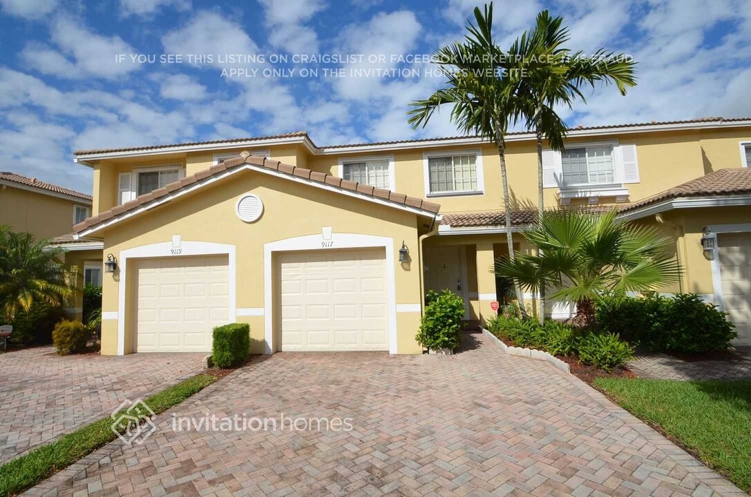 9117 Chambers St in Tamarac, FL - Building Photo