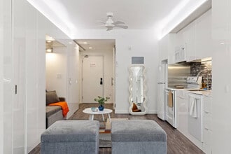 12607 Larchmere Blvd in Cleveland, OH - Foto de edificio - Building Photo