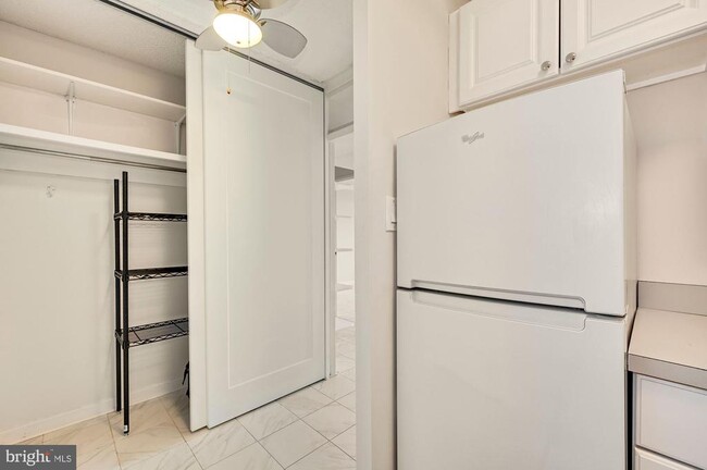 240 M St SE, Unit E711 in Washington, DC - Building Photo - Building Photo
