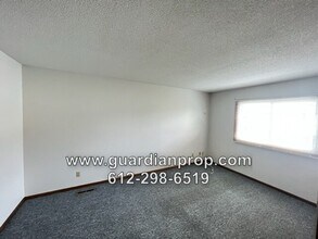 2289 11th Ave E in North St. Paul, MN - Building Photo - Building Photo