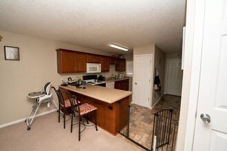 1109 Newfoundland Dr in Manhattan, KS - Foto de edificio - Building Photo