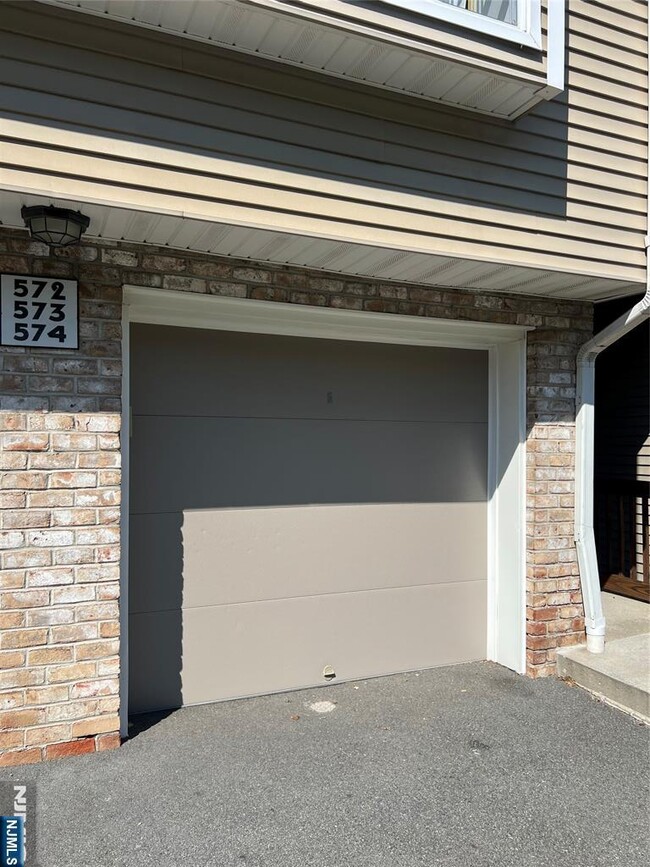 574 Windsor Dr in Palisades Park, NJ - Building Photo - Building Photo