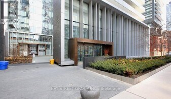 50 Charles St E in Toronto, ON - Building Photo
