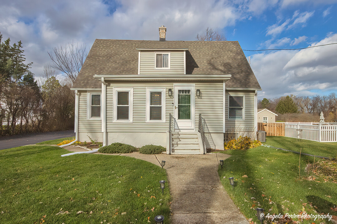 13460 W Elm Rd in Lake Bluff, IL - Building Photo