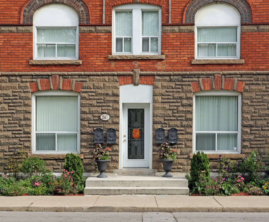 245 Young St in Hamilton, ON - Building Photo