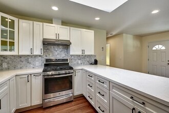 125a Eaton Villa Pl in Redwood City, CA - Building Photo - Building Photo