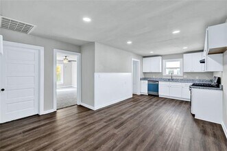 907 NW Main in Ennis, TX - Building Photo - Building Photo