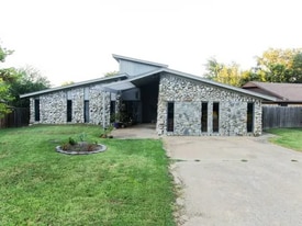 805 Hardy Springs Cir in Mcalester, OK - Building Photo