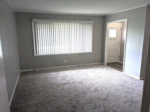 61 Pine Ct in Crystal Lake, IL - Building Photo - Building Photo