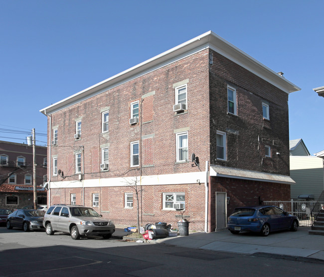 621 3rd Ave in Elizabeth, NJ - Foto de edificio - Building Photo