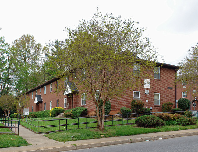 1001 Haywood St in Winston-Salem, NC - Foto de edificio - Building Photo