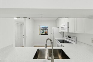 141 NW 93rd Ave, Unit 102 in Pembroke Pines, FL - Building Photo