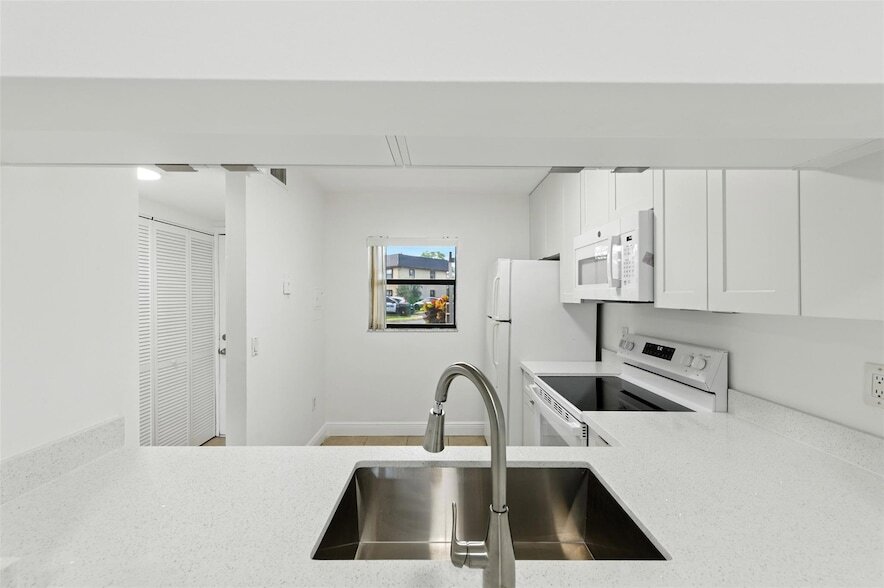 141 NW 93rd Ave, Unit 102 in Pembroke Pines, FL - Building Photo