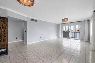 462 Golden Isles Dr, Unit 310 in Hallandale Beach, FL - Building Photo - Building Photo