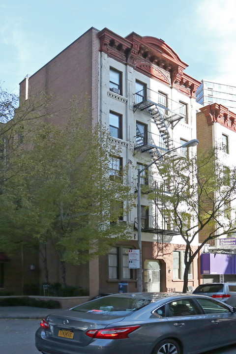 241 E 38th St in New York, NY - Building Photo