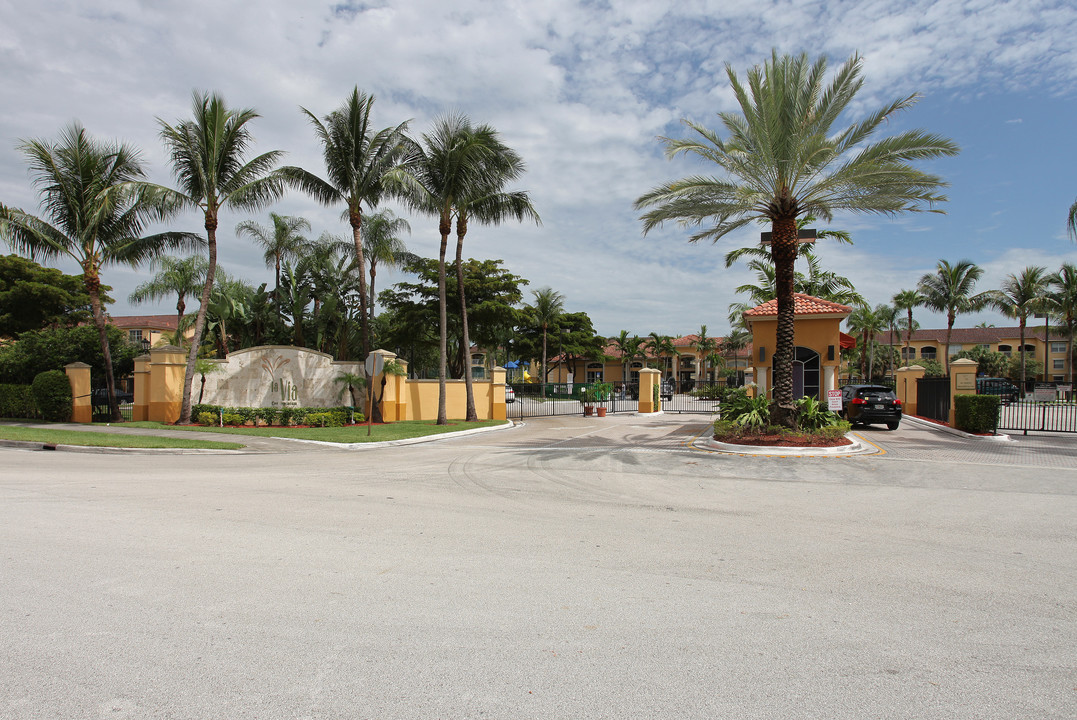 La Via Condominiums in Pembroke Pines, FL - Foto de edificio