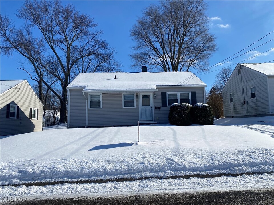 1046 Overland Ave NE in North Canton, OH - Building Photo