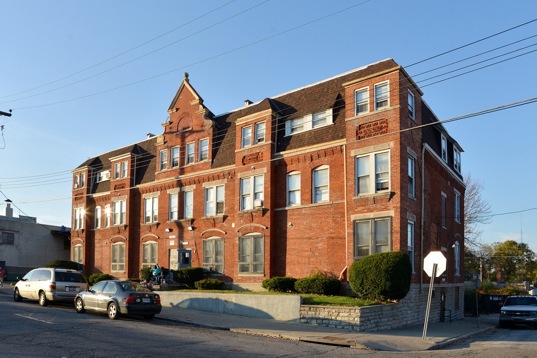 Chapel Square Apartments in Cincinnati, OH - Building Photo