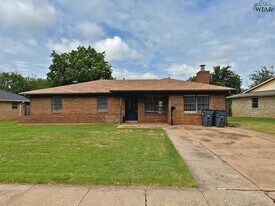 4676 University Ave in Wichita Falls, TX - Building Photo
