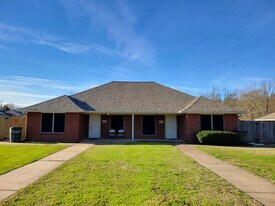 2820 Hard Rock Cir in Bryan, TX - Building Photo